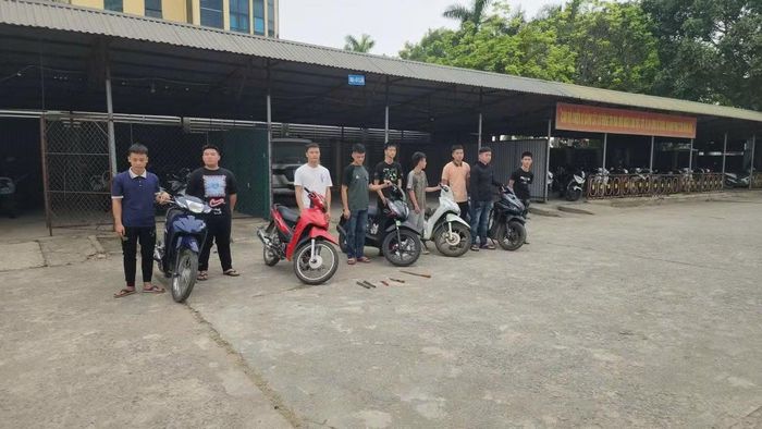 Nhóm thanh, thiếu niên mang theo hung khí nguy hiểm, điều khiển xe gắn máy vi phạm trật tự giao thông bị Công an bắt giữ.