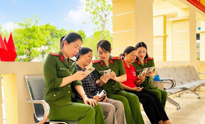 Công an phường Đông Sơn, tỉnh Thanh Hóa hỗ trợ người dân thao tác sử dụng tài khoản ngân hàng bằng điện thoại thông minh.