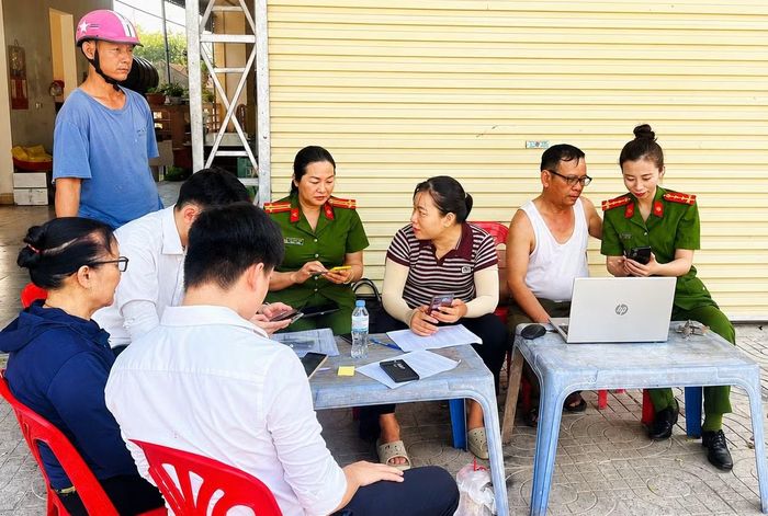 Công an phường, xã đến tận khu dân cư hướng dẫn người dân sử dụng dịch vụ số.