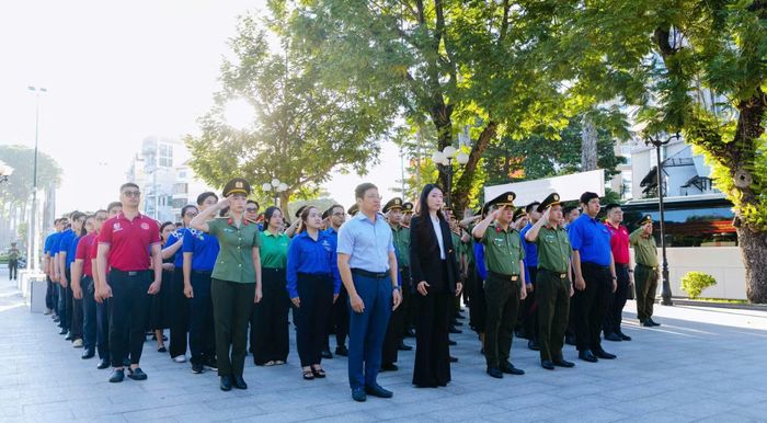 Các đại biểu thực hiện nghi thức dâng hoa tại Tượng đài “Vì bình yên cuộc sống” và nghi lễ chào cờ “Tôi yêu Tổ quốc tôi”.