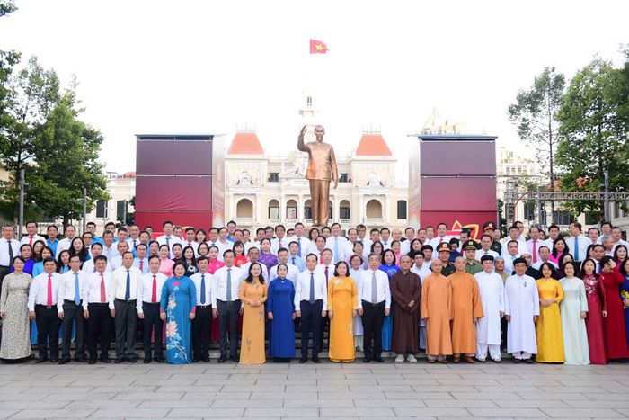 Đoàn lãnh đạo, nguyên lãnh đạo TP Hồ Chí Minh chụp ảnh lưu niệm trước tượng đài Chủ tịch Hồ Chí Minh.