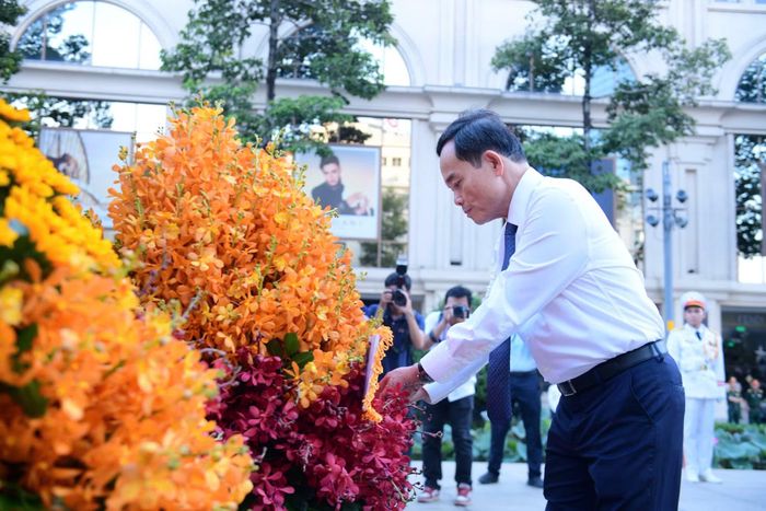 Bí thư Thành ủy TP Hồ Chí Minh Trần Lưu Quang dâng hoa tưởng niệm Chủ tịch Hồ Chí Minh.