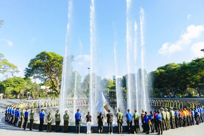 Các đại biểu và đoàn viên thanh niên thực hiện nghi thức dâng hoa tại Tượng đài Giọt nước, Công viên số 1 Lý Thái Tổ.