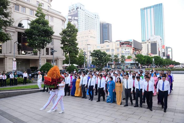 Đoàn đại biểu lãnh đạo, nguyên lãnh đạo TP Hồ Chí Minh dâng hoa, tưởng niệm Chủ tịch Hồ Chí Minh.