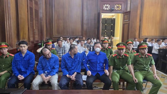 Bị cáo Phan Thành Muôn (đeo khẩu trang) và các đồng phạm tại tòa.
