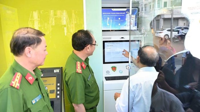 Trạm Công dân số của Công an TP Hồ Chí Minh với rất nhiều tiện ích phục vụ người dân.
