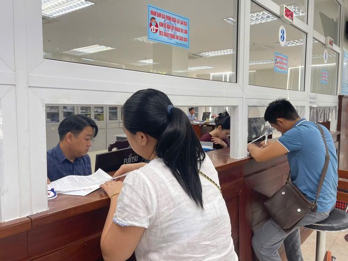 Người lao động thực hiện các thủ tục tại Bảo hiểm xã hội TP Huế.