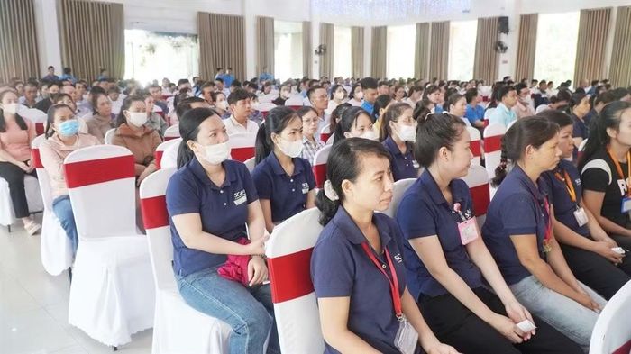 Đoàn viên, người lao động lắng nghe lãnh đạo TP Huế đối thoại về những vấn đề thiết thực ảnh hưởng đến người lao động.