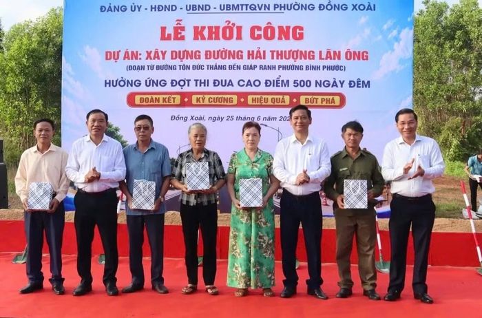 Địa phương tri ân các hộ dân đã hiến đất tại lễ khởi công mở rộng tuyến đường.