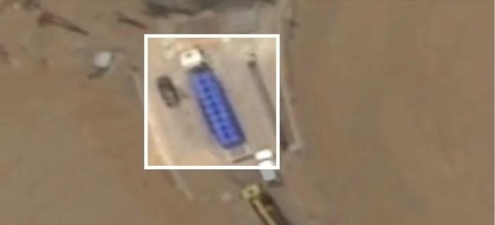  Hình ảnh vệ tinh cho thấy một chiếc xe tải chở 18 container, khả năng là uranium được làm giàu cao. Ảnh: Bulletin / Airbus Pleiades 