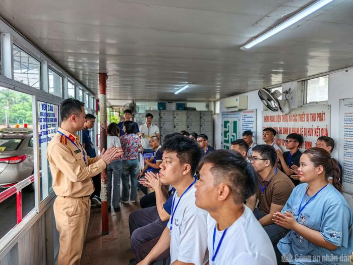 Cán bộ sát hạch quán triệt công tác thi đến học viên.