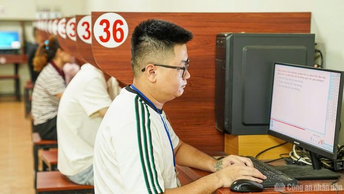 Các phần thi trong buổi sát hạch diễn ra nghiêm túc, được cán bộ CSGT giám sát chặt chẽ, không để xảy ra sai sót, gian lận.