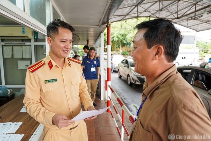 Thời gian tới, Phòng CSGT Công an TP Hà Nội sẽ tiếp tục phối hợp với các đơn vị liên quan theo dõi quá trình triển khai, kịp thời tháo gỡ những khó khăn phát sinh, đồng thời tăng cường ứng dụng công nghệ thông tin trong quản lý, sát hạch và cấp giấy phép lái xe, hướng tới xây dựng quy trình hiện đại, công khai, minh bạch, phục vụ người dân ngày càng tốt hơn.