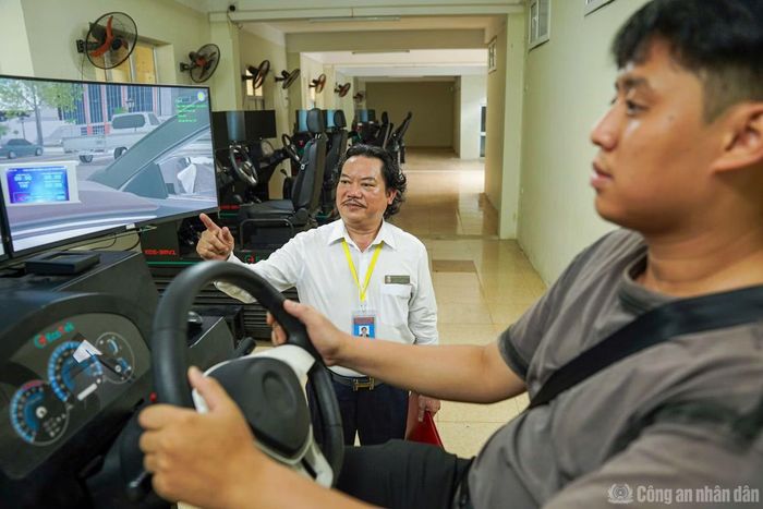  Trước khi có quy định này, các thí sinh phải thực hiện những phần thi gồm: Lý thuyết; mô phỏng các tình huống giao thông trên máy tính; sát hạch trong hình; lái xe trên đường trường. 