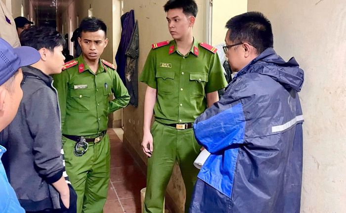 Cán bộ Công an xã Bà Nà “đi từng ngõ, gõ từng nhà” tuyên truyền cho người dân về phòng, chống ma túy.