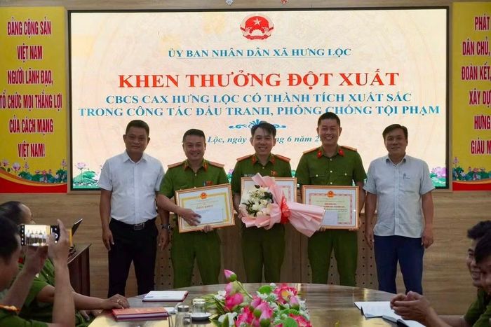 Khen thưởng đột xuất các đồng chí tham gia phá án