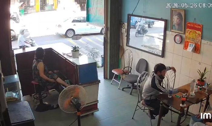 Camera ghi cảnh Lê Văn Mạnh đem tài sản đến một cửa hàng để hỏi bán