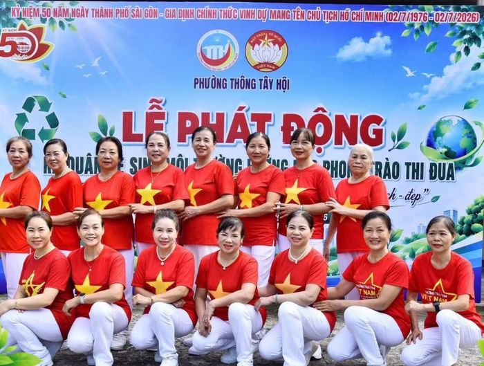 Người dân phấn khởi tham gia lễ phát động các hoạt động chào mừng Thành phố mang tên Bác.