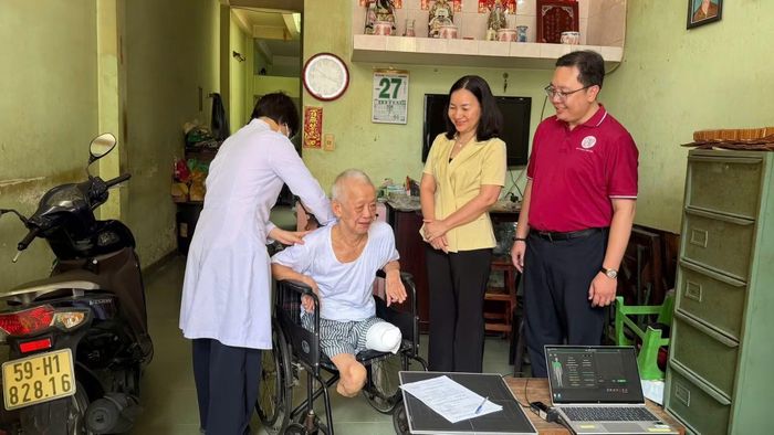 Thành phố quan tâm chăm sóc sức khỏe cho người cao tuổi tại nhà.
