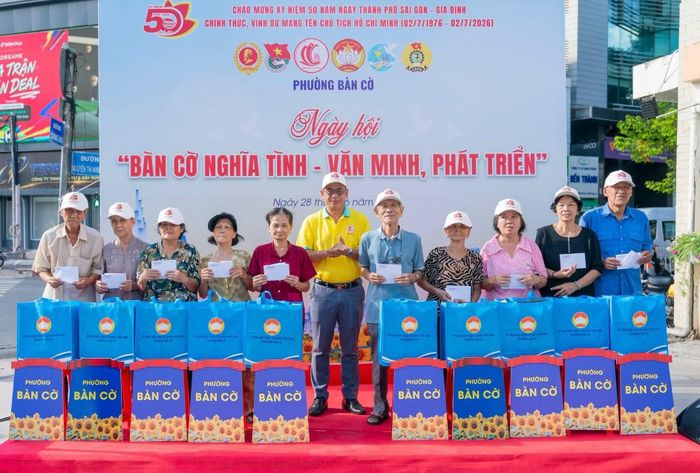Phường Bàn Cờ trao quà cho người dân có hoàn cảnh khó khăn.