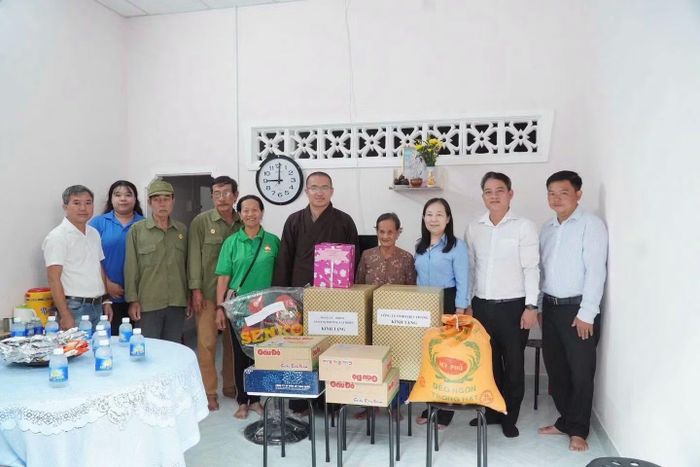 Các ban ngành địa phương trao quà cho gia đình trong ngày nhận nhà Đại đoàn kết tại phường Lái Thiêu.