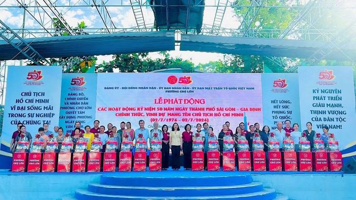 Đồng chí Trương Thị Bích Hạnh, Phó Chủ tịch Thường trực Ủy ban MTTQ Việt Nam TP Hồ Chí Minh trao quà cho các hộ gia đình khó khăn tại phường Chợ Lớn.