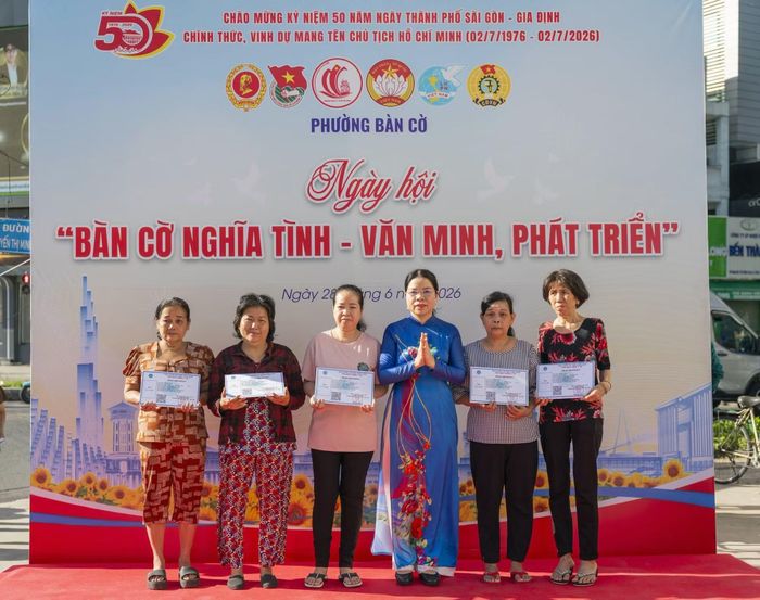 Trao Bảo hiểm y tế cho người dân có hoàn cảnh khó khăn.