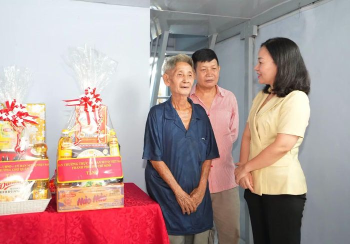 Đồng chí Trương Thị Bích Hạnh, Phó Chủ tịch Thường trực Ủy ban MTTQ Việt Nam TP Hồ Chí Minh trao quà cho các hộ gia đình khó khăn.