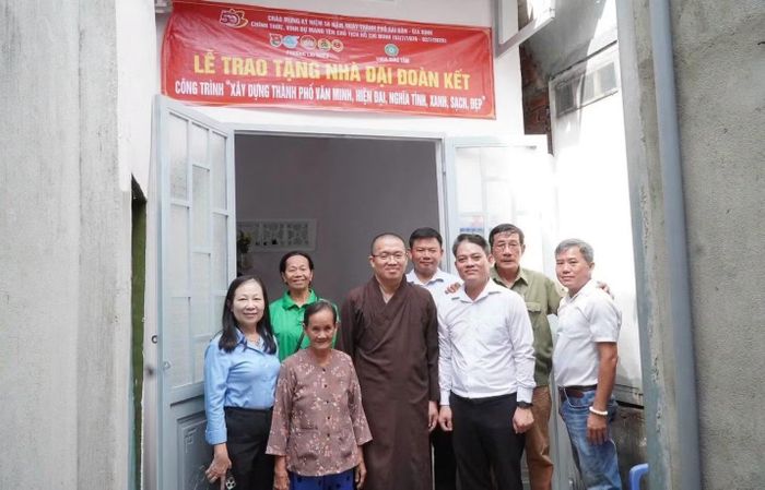 Trao nhà Đại đoàn kết tại phường Lái Thiêu.