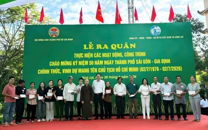 Hội Nông dân TP Hồ Chí Minh phối hợp với Ủy ban MTTQ Việt Nam xã Bình Lợi trao quà cho người dân có hoàn cảnh khó khăn trên địa bàn.