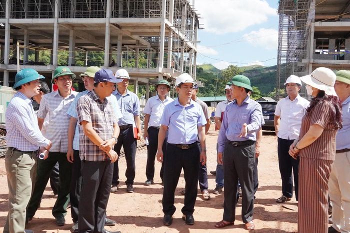 Bí thư tỉnh ủy Quảng Trị Nguyễn Văn Phương và đoàn công tác của tỉnh kiểm tra thực tế công trình xây dựng trường học ở biên giới để chỉ đạo đẩy nhanh tiến độ.