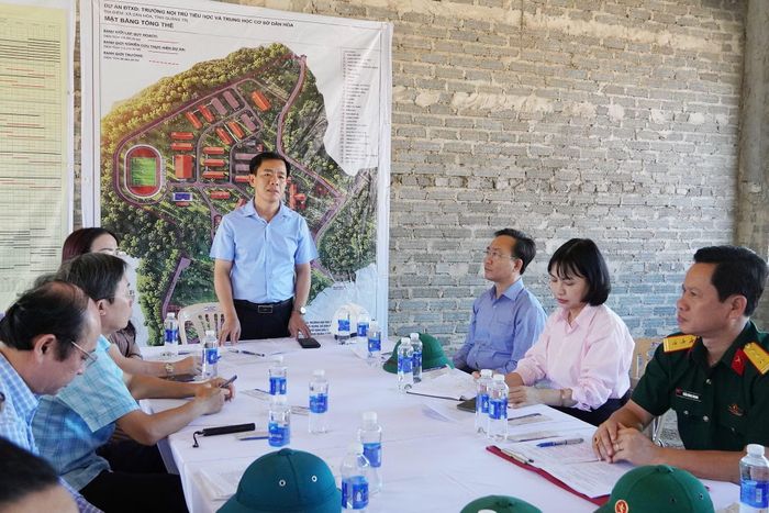 Bí thư Tỉnh ủy Quảng Trị Nguyễn Văn Phương chỉ đạo việc đẩy nhanh xây dựng các trường học trước khi mùa mưa lũ ập về.