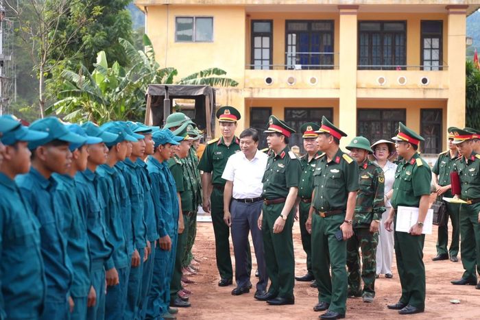 Thiếu tướng Lê Văn Trung, Phó Chính ủy Quân khu 4 và đồng chí Lê Hồng Vinh, Chủ tịch UBND tỉnh Quảng Trị thăm hỏi, động viên các lực lượng tham gia xây dựng trường học ở vùng biên giới Quảng Trị.