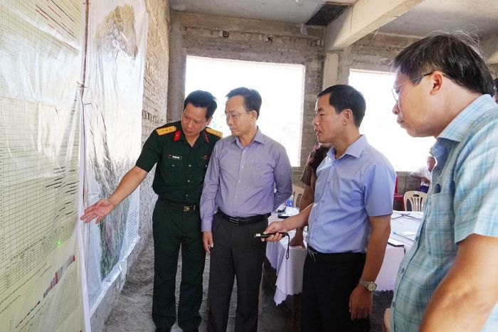 Đồng chí Nguyễn Văn Phương-Bí thư Tỉnh ủy Quảng Trị kiểm tra công tác xây dựng trường học ở xã biên giới.