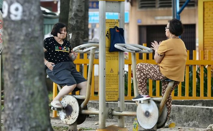 Hai cụ già hẹn nhau tập thể dục trong sáng sớm.