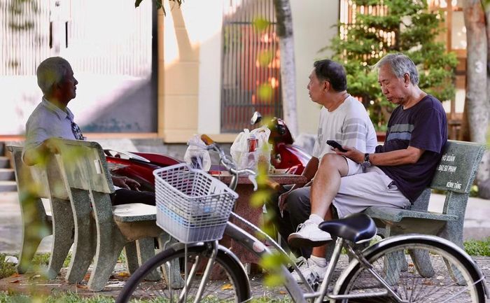 Giây phút bình yên của những người lớn tuổi bên ly cà phê sáng.