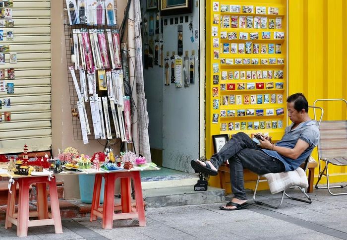 Một người bán đồ lưu niệm trên đường Lê Lợi