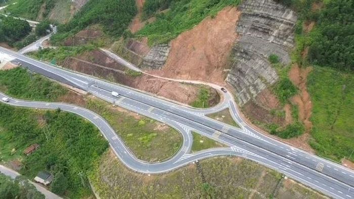 Tại nút giao cũ ở xã Khe Tre không chỉ xảy ra sạt trượt mà còn là "điểm đen" tai nạn giao thông.