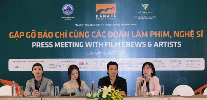 Các nhà sản xuất, nghệ sĩ chia sẻ nhiều câu chuyện điện ảnh, ý tưởng sáng tạo trong buổi giao lưu.