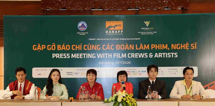 Đoàn phim "Mưa đỏ" giao lưu với báo chí.