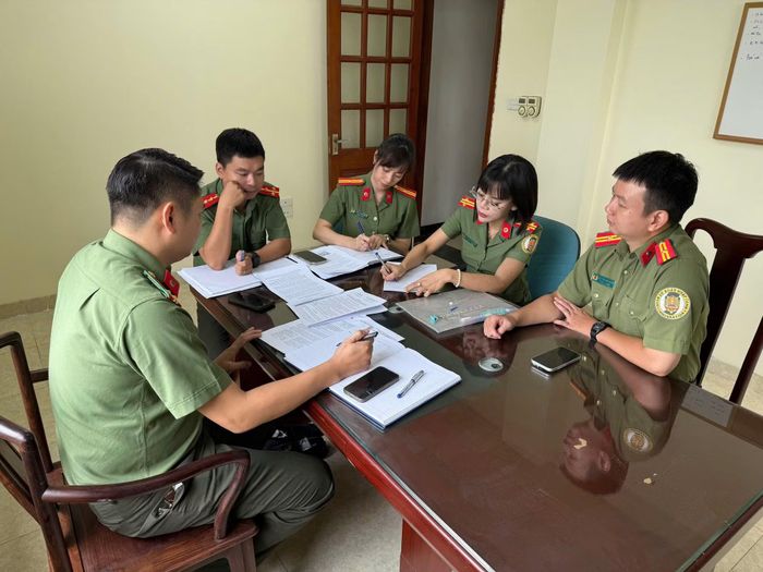 Một buổi họp của cán bộ, chiến sĩ Tổ An ninh, Công an phường Phúc Lợi.