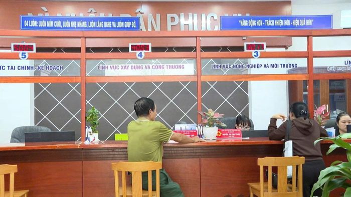 Người dân làm thủ tục hành chính tại Trung tâm Phục vụ hành chính công.