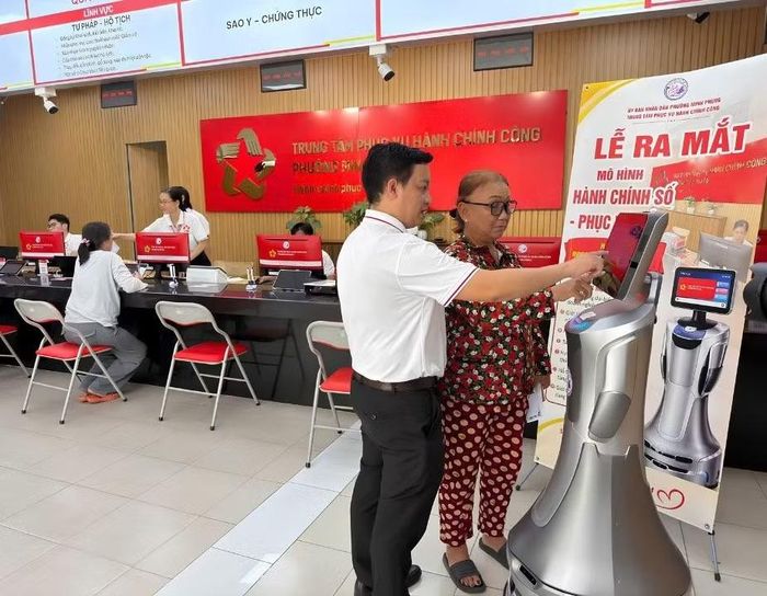 Trung tâm Phục vụ hành chính công hướng dẫn người dân thực hiện hành chính số.