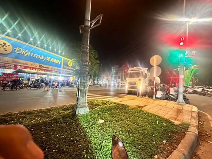 Hình ảnh xe đầu kéo tại hiện trường ngã năm Phủ Hà, phường Bảo An, tỉnh Khánh Hòa sau khi xảy ra vụ tai nạn giao thông.