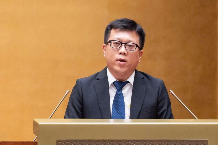 Giám đốc điều hành Trung tâm Nghiên cứu Trí tuệ Nhân tạo tại Trường Đại học VinUni Lưu Anh Tuấn tham luận tại hội nghị.