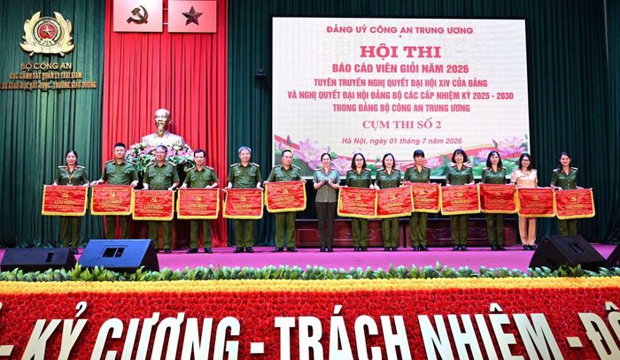 Ban tổ chức tặng cờ cho các đội tham gia hội thi.