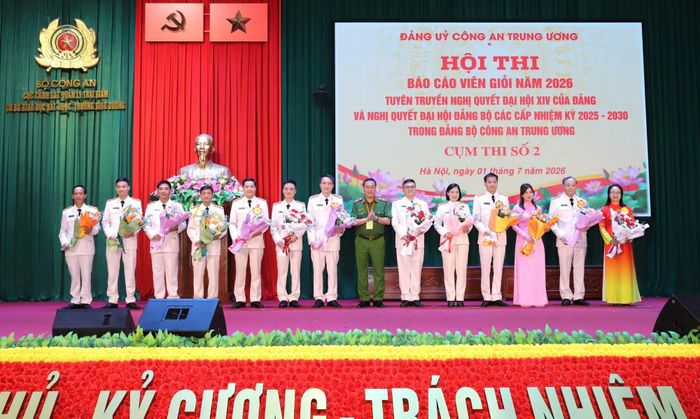 Ban tổ chức tặng hoa cho các báo cáo viên tham gia hội thi.
