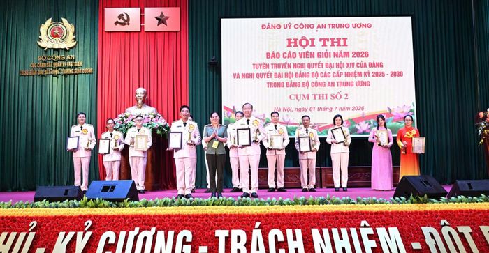 Đại tá Từ Thị Thu Hòa, Phó Cục trưởng Cục Công tác chính trị, Trưởng Ban tổ chức Hội thi Báo cáo viên giỏi năm 2026 Cụm thi số 2 trao trao giải A cho các báo cáo viên Cục Cảnh sát hình sự và Cục Cảnh sát quản lý trại giam, cơ sở giáo dục bắt buộc, trường giáo dưỡng.
