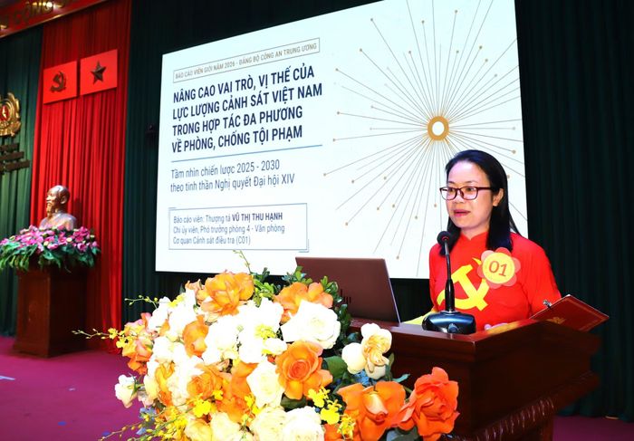 Các báo cáo viên trải qua 3 phần thi gồm: Xây dựng đề cương thuyết trình, thuyết trình trực tiếp và trình bày ý tưởng sáng tạo.