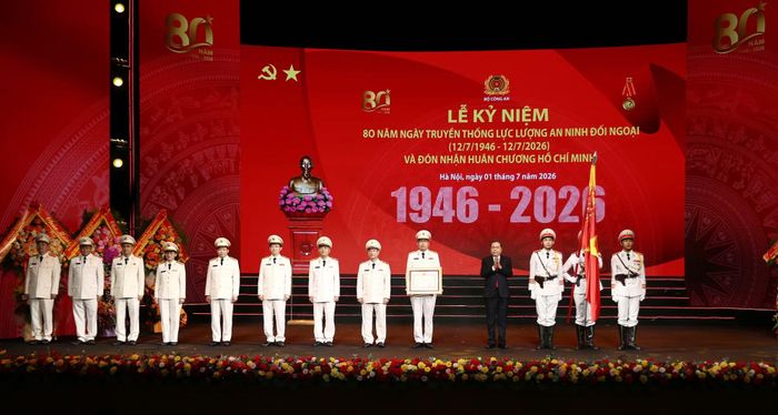 Thay mặt lãnh đạo Đảng, Nhà nước, Chủ tịch Quốc hội Trần Thanh Mẫn trao Huân chương Hồ Chí Minh tặng lực lượng An ninh đối ngoại.